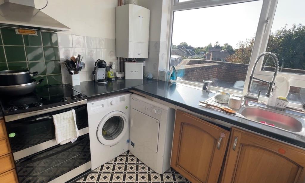 Lot: 20 - FREEHOLD INVESTMENT IN NEIGHBOURHOOD PARADE - Maisonette - kitchen